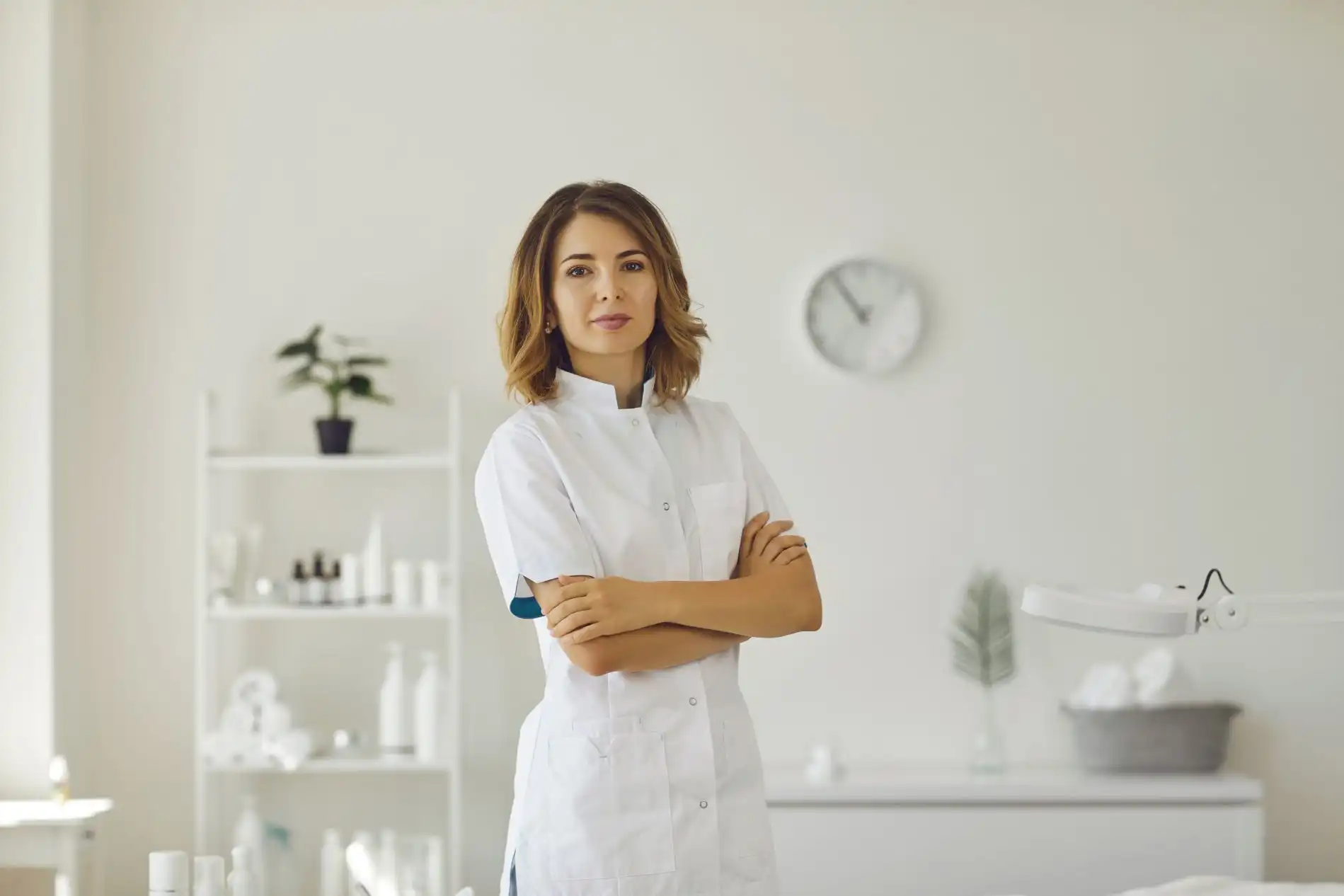 Kosmetologe Arzt Dermatologe in einer Schönheitsklinik.