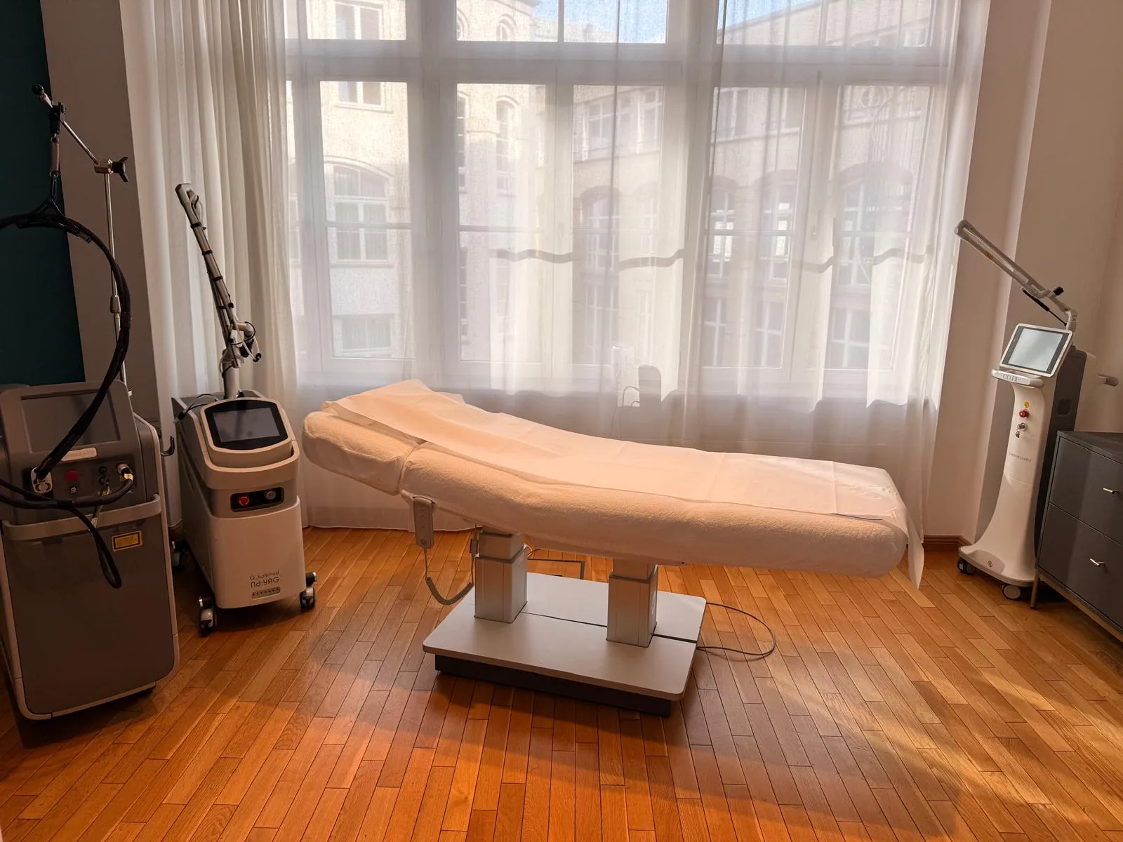 Kosmetologe Arzt Dermatologe in einer Schönheitsklinik.